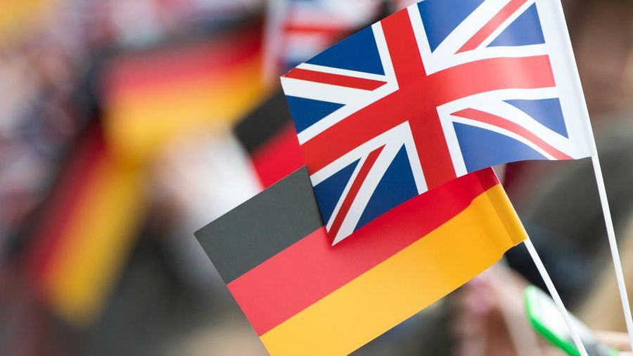Ilustrasi bendera Inggris dan Jerman. (via Getty Image/picture alliance)
