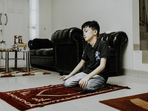 Bacaan Tahiyat Akhir Lengkap Arab, Latin dan Terjemahan