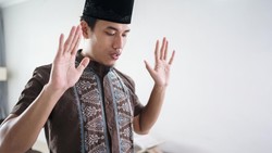 Video: 4 Takbir saat Salat yang Dianjurkan Mengangkat Kedua Tangan