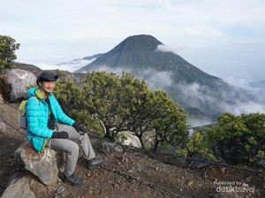 Gunung Gede Perkuat Keselamatan Pendaki: Ada Tombol Panik dan Gelang RFID