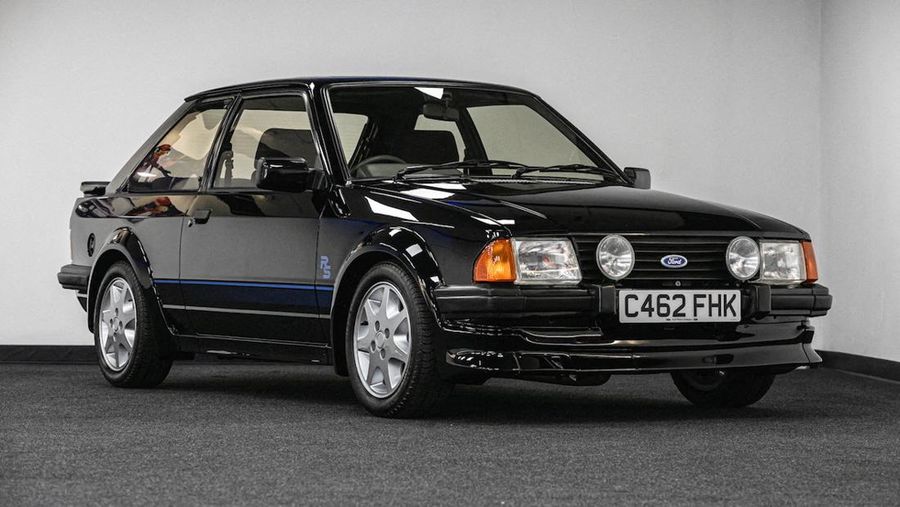 Mobil Ford Escort RS Turbo S1 1985 yang sebelumnya dikendarai oleh mendiang Putri Diana, ditawarkan untuk dijual melalui Lelang Silverstone. (via REUTERS/SILVERSTONE AUCTIONS)