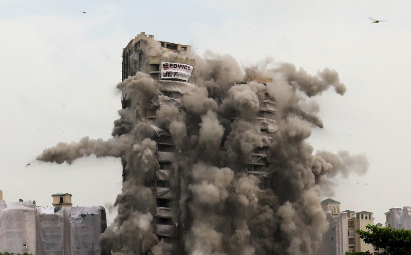 Otoritas berwenang India telah melenyapkan dua gedung pencakar langit dalam waktu 9 detik pada Minggu (28/8/2022). Menara kembar itu dihancurkan dengan lebih dari 3.700 kilogram bahan peledak. (SOPA Images/LightRocket via Getty Images) Otoritas berwenang India telah melenyapkan dua gedung pencakar langit dalam waktu 9 detik pada Minggu (28/8/2022). Menara kembar itu dihancurkan dengan lebih dari 3.700 kilogram bahan peledak. (SOPA Images/LightRocket via Getty Images)