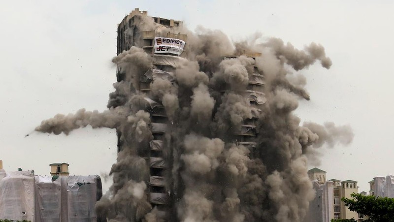 Otoritas berwenang India telah melenyapkan dua gedung pencakar langit dalam waktu 9 detik pada Minggu (28/8/2022). Menara kembar itu dihancurkan dengan lebih dari 3.700 kilogram bahan peledak. (SOPA Images/LightRocket via Getty Images)