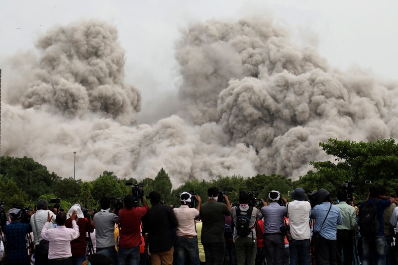 Otoritas berwenang India telah melenyapkan dua gedung pencakar langit dalam waktu 9 detik pada Minggu (28/8/2022). Menara kembar itu dihancurkan dengan lebih dari 3.700 kilogram bahan peledak. (SOPA Images/LightRocket via Getty Images) Otoritas berwenang India telah melenyapkan dua gedung pencakar langit dalam waktu 9 detik pada Minggu (28/8/2022). Menara kembar itu dihancurkan dengan lebih dari 3.700 kilogram bahan peledak. (SOPA Images/LightRocket via Getty Images)