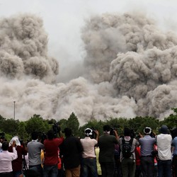 Penampakan 2 Pencakar Langit India Lenyap dalam 9 Detik