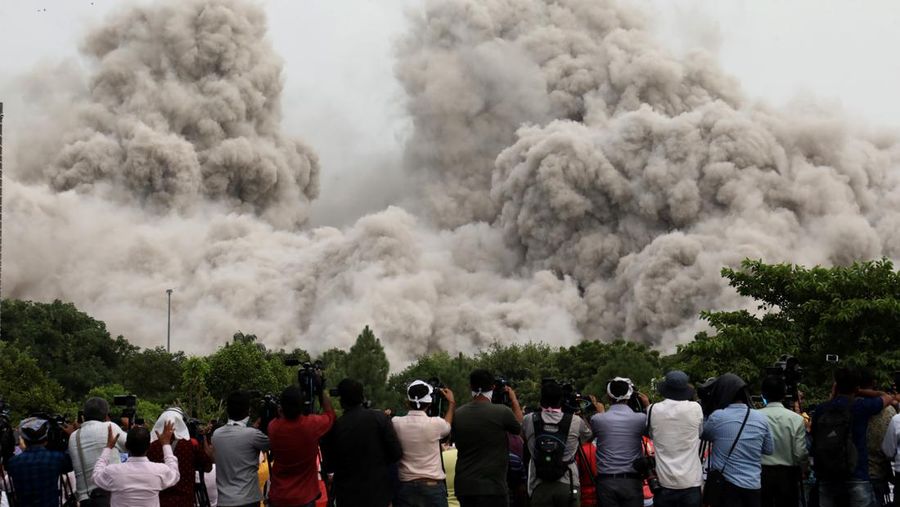 Otoritas berwenang India telah melenyapkan dua gedung pencakar langit dalam waktu 9 detik pada Minggu (28/8/2022). Menara kembar itu dihancurkan dengan lebih dari 3.700 kilogram bahan peledak. (SOPA Images/LightRocket via Getty Images)