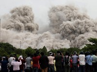 Penampakan 2 Pencakar Langit India Lenyap dalam 9 Detik
