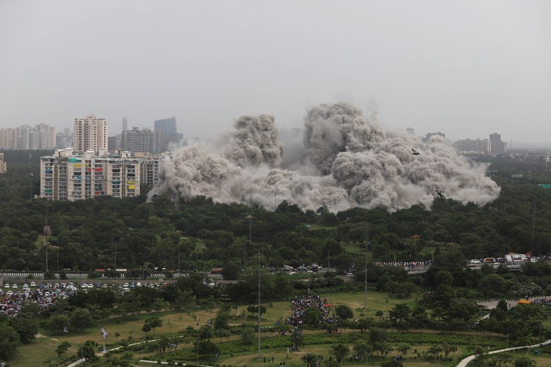 Otoritas berwenang India telah melenyapkan dua gedung pencakar langit dalam waktu 9 detik pada Minggu (28/8/2022). Menara kembar itu dihancurkan dengan lebih dari 3.700 kilogram bahan peledak. (SOPA Images/LightRocket via Getty Images) Otoritas berwenang India telah melenyapkan dua gedung pencakar langit dalam waktu 9 detik pada Minggu (28/8/2022). Menara kembar itu dihancurkan dengan lebih dari 3.700 kilogram bahan peledak. (SOPA Images/LightRocket via Getty Images)