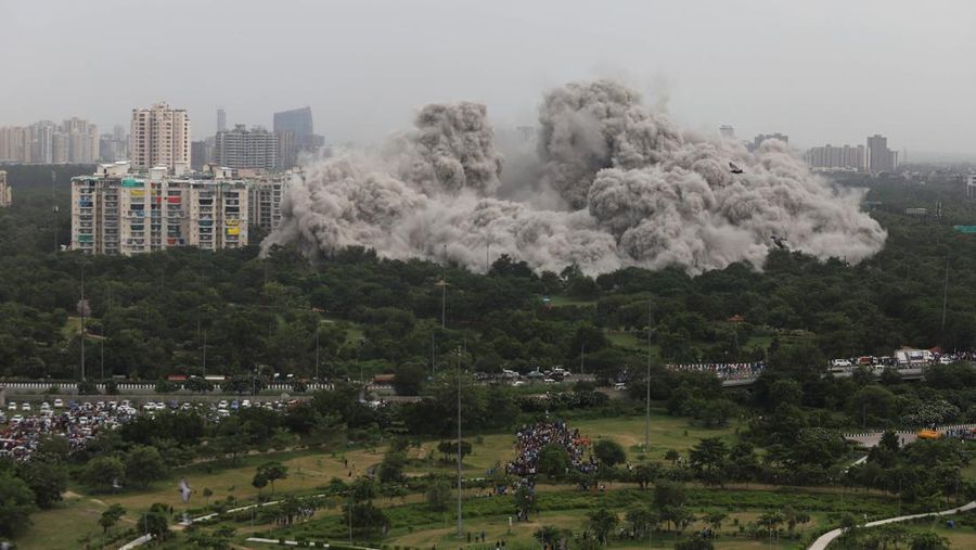 Otoritas berwenang India telah melenyapkan dua gedung pencakar langit dalam waktu 9 detik pada Minggu (28/8/2022). Menara kembar itu dihancurkan dengan lebih dari 3.700 kilogram bahan peledak. (SOPA Images/LightRocket via Getty Images)