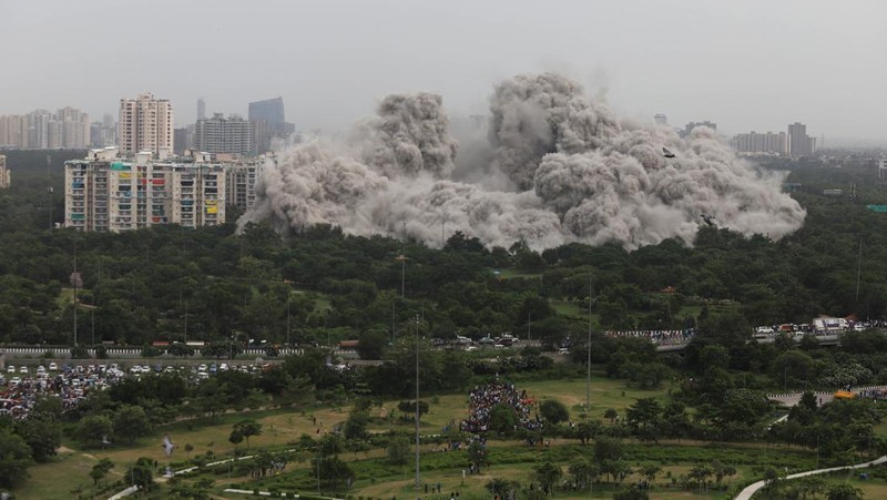 Otoritas berwenang India telah melenyapkan dua gedung pencakar langit dalam waktu 9 detik pada Minggu (28/8/2022). Menara kembar itu dihancurkan dengan lebih dari 3.700 kilogram bahan peledak. (SOPA Images/LightRocket via Getty Images)