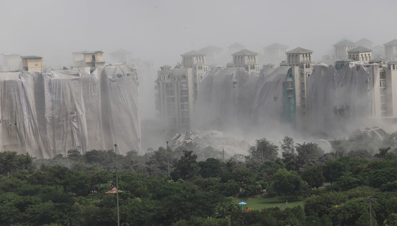 Otoritas berwenang India telah melenyapkan dua gedung pencakar langit dalam waktu 9 detik pada Minggu (28/8/2022). Menara kembar itu dihancurkan dengan lebih dari 3.700 kilogram bahan peledak. (SOPA Images/LightRocket via Getty Images) Otoritas berwenang India telah melenyapkan dua gedung pencakar langit dalam waktu 9 detik pada Minggu (28/8/2022). Menara kembar itu dihancurkan dengan lebih dari 3.700 kilogram bahan peledak. (SOPA Images/LightRocket via Getty Images)