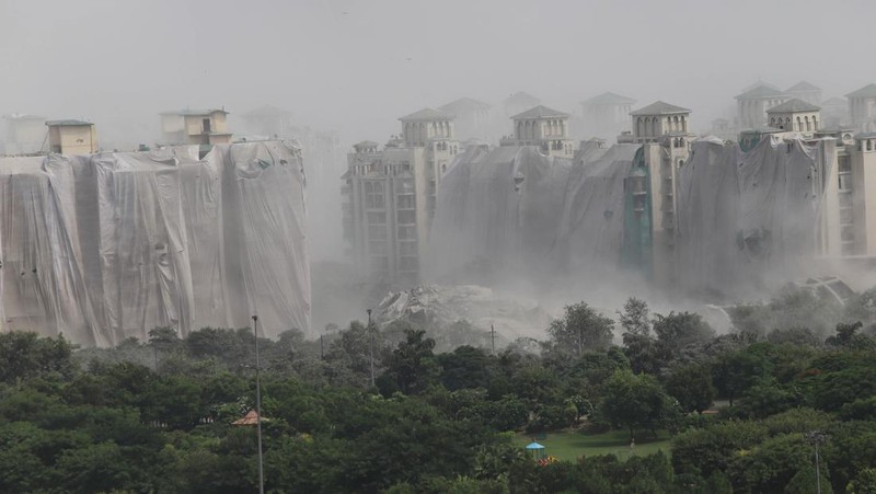 Otoritas berwenang India telah melenyapkan dua gedung pencakar langit dalam waktu 9 detik pada Minggu (28/8/2022). Menara kembar itu dihancurkan dengan lebih dari 3.700 kilogram bahan peledak. (SOPA Images/LightRocket via Getty Images)