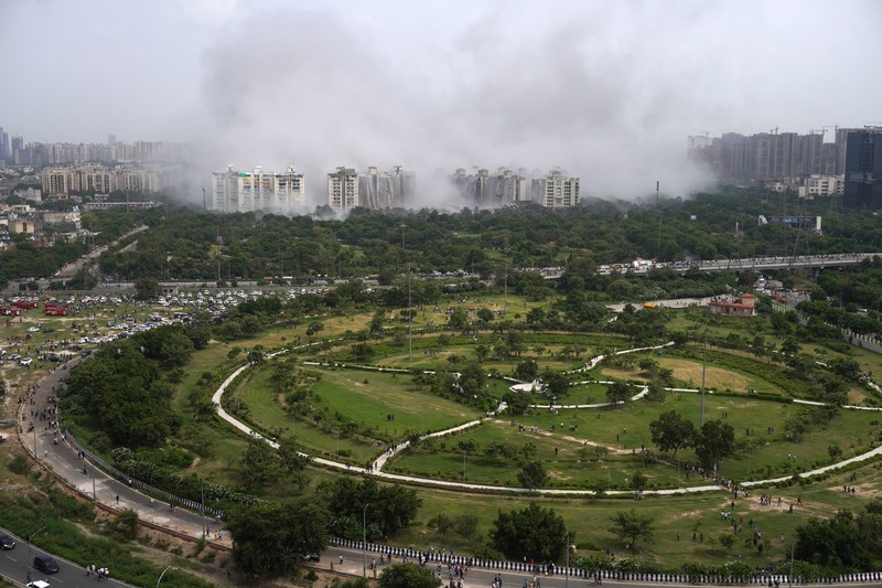 Otoritas berwenang India telah melenyapkan dua gedung pencakar langit dalam waktu 9 detik pada Minggu (28/8/2022). Menara kembar itu dihancurkan dengan lebih dari 3.700 kilogram bahan peledak. (SOPA Images/LightRocket via Getty Images)