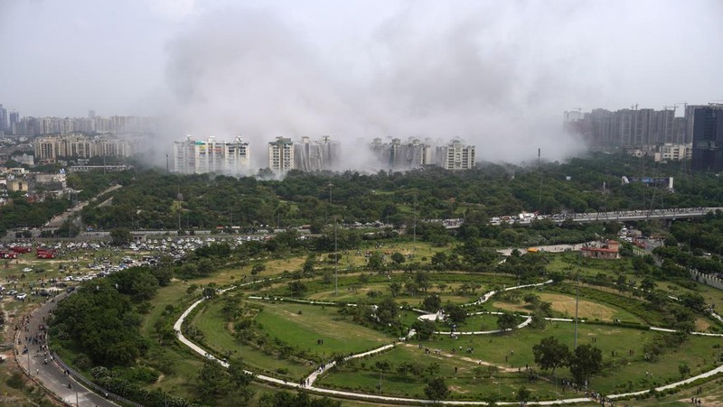 Otoritas berwenang India telah melenyapkan dua gedung pencakar langit dalam waktu 9 detik pada Minggu (28/8/2022). Menara kembar itu dihancurkan dengan lebih dari 3.700 kilogram bahan peledak. (SOPA Images/LightRocket via Getty Images)