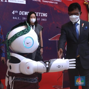 Canggih, Robot 5G Sambut Menkominfo Keliling Pameran ITF DEWG