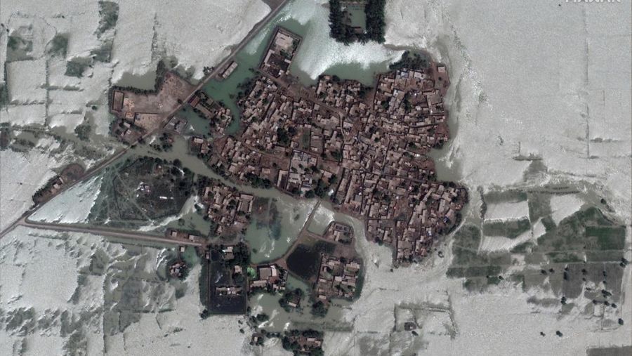 Satelit Maxar Technologies menunjukkan banjir, di Rajanpur, Pakistan. (VIA REUTERS/MAXAR TECHNOLOGIES)