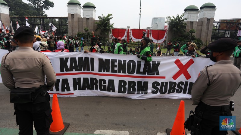 Sejumlah pengemudi ojek daring (ojol) yang tergabung dalam Koalisi Ojek Online Nasional melakukan demo di depan gedung DPR/MPR Jakarta, Senin (29/8/2022). (CNBC Indonesia/Andrean Kristianto)