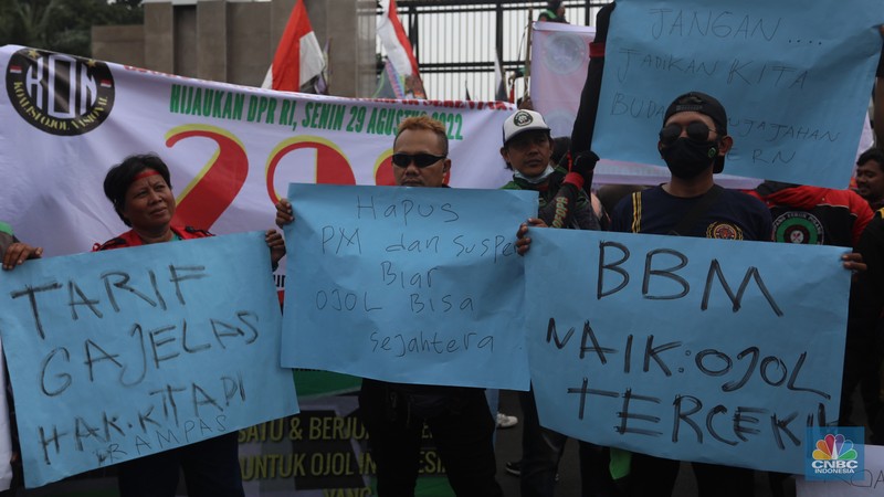 Sejumlah pengemudi ojek daring (ojol) yang tergabung dalam Koalisi Ojek Online Nasional melakukan demo di depan gedung DPR/MPR Jakarta, Senin (29/8/2022). (CNBC Indonesia/Andrean Kristianto)