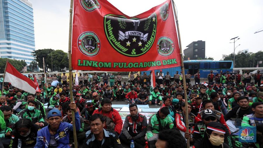 Sejumlah pengemudi ojek daring (ojol) yang tergabung dalam Koalisi Ojek Online Nasional melakukan demo di depan gedung DPR/MPR Jakarta, Senin (29/8/2022). (վ/Andrean Kristianto)