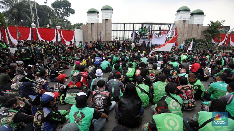 Sejumlah pengemudi ojek daring (ojol) yang tergabung dalam Koalisi Ojek Online Nasional melakukan demo di depan gedung DPR/MPR Jakarta, Senin (29/8/2022). (վ/Andrean Kristianto)