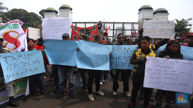 Sejumlah pengemudi ojek daring (ojol) yang tergabung dalam Koalisi Ojek Online Nasional melakukan demo di depan gedung DPR/MPR Jakarta, Senin (29/8/2022). (CNBC Indonesia/Andrean Kristianto) Sejumlah pengemudi ojek daring (ojol) yang tergabung dalam Koalisi Ojek Online Nasional melakukan demo di depan gedung DPR/MPR Jakarta, Senin (29/8/2022). (CNBC Indonesia/Andrean Kristianto)