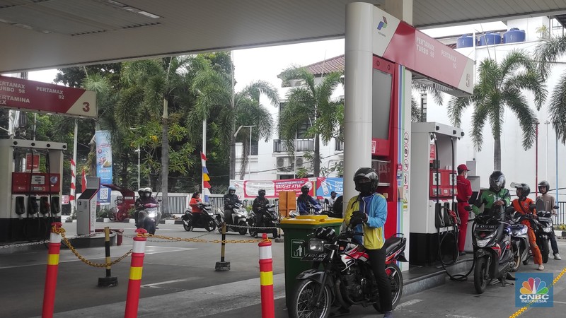 Suasana antrean pengisian BBM di SPBU Pertamina di kawasan Gandaria, Jakarta Selatan, Senin (29/8/2022). (CNBC Indonesia/Andrean Kristianto)