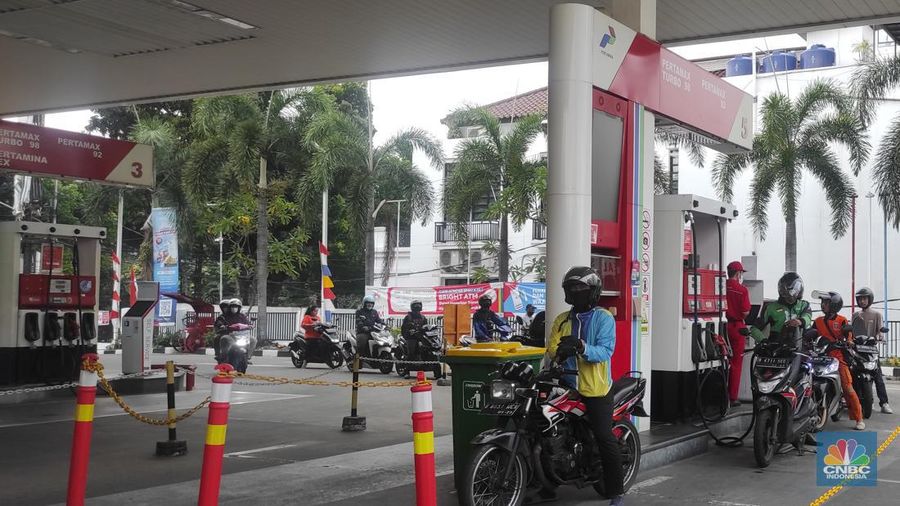 Suasana antrean pengisian BBM di SPBU Pertamina di kawasan Gandaria, Jakarta Selatan, Senin (29/8/2022). (CNBC Indonesia/Andrean Kristianto)