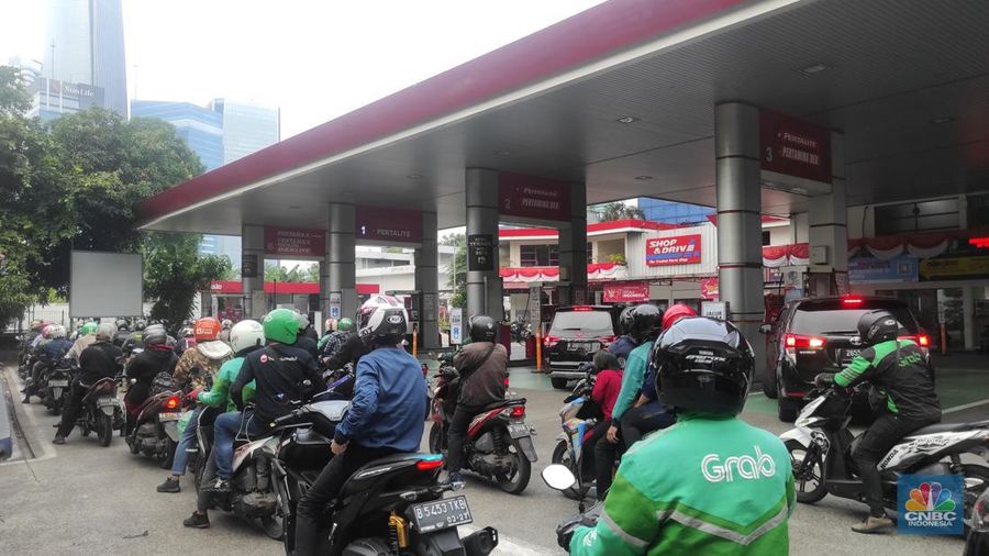 Suasana antrean pengisian BBM di SPBU Pertamina di kawasan Gatot Subroto, Jakarta Selatan, Senin (29/8/2022). (վ/Andrean Kristianto)