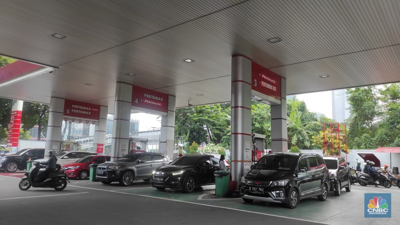 Suasana antrean pengisian BBM di SPBU Pertamina di kawasan Gandaria, Jakarta Selatan, Senin (29/8/2022). (CNBC Indonesia/Andrean Kristianto)