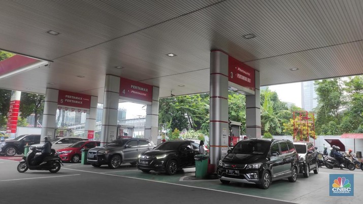 Suasana antrean pengisian BBM di SPBU Pertamina di kawasan Gatot Subroto, Jakarta Selatan, Senin (29/8/2022). (CNBC Indonesia/Andrean Kristianto) Suasana antrean pengisian BBM di SPBU Pertamina di kawasan Gatot Subroto, Jakarta Selatan, Senin (29/8/2022). (CNBC Indonesia/Andrean Kristianto)