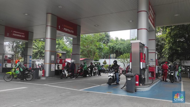 Suasana antrean pengisian BBM di SPBU Pertamina di kawasan Gandaria, Jakarta Selatan, Senin (29/8/2022). (CNBC Indonesia/Andrean Kristianto)