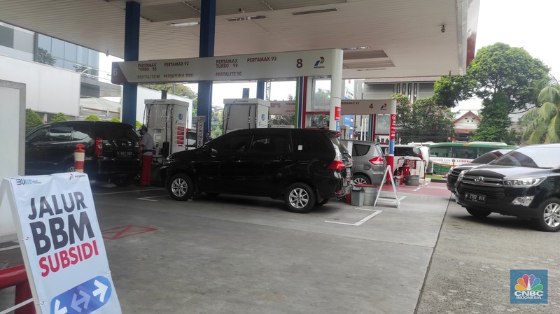 Suasana antrean pengisian BBM di SPBU Pertamina di kawasan Gandaria, Jakarta Selatan, Senin (29/8/2022). (CNBC Indonesia/Andrean Kristianto) Suasana antrean pengisian BBM di SPBU Pertamina di kawasan Gandaria, Jakarta Selatan, Senin (29/8/2022). (CNBC Indonesia/Andrean Kristianto)