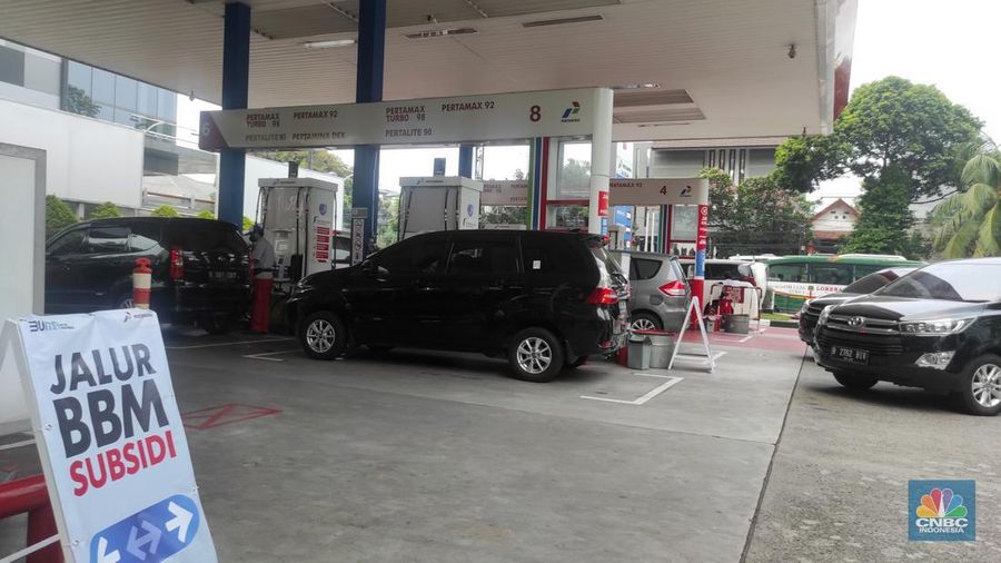 Suasana antrean pengisian BBM di SPBU Pertamina di kawasan Hang Lekir, Jakarta Pusat, Senin (29/8/2022). (CNBC Indonesia/Andrean Kristianto)