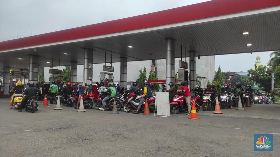 Suasana antrean pengisian BBM di SPBU Pertamina di kawasan Mampang Prapatan, Jakarta Selatan, Senin (29/8/2022). (CNBC Indonesia/Andrean Kristianto)
