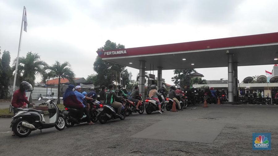 Suasana antrean pengisian BBM di SPBU Pertamina di kawasan Mampang Prapatan, Jakarta Selatan, Senin (29/8/2022). (CNBC Indonesia/Andrean Kristianto)