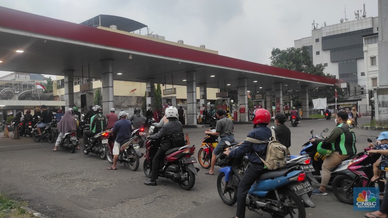 Suasana antrean pengisian BBM di SPBU Pertamina di kawasan Gandaria, Jakarta Selatan, Senin (29/8/2022). (CNBC Indonesia/Andrean Kristianto) Suasana antrean pengisian BBM di SPBU Pertamina di kawasan Gandaria, Jakarta Selatan, Senin (29/8/2022). (CNBC Indonesia/Andrean Kristianto)