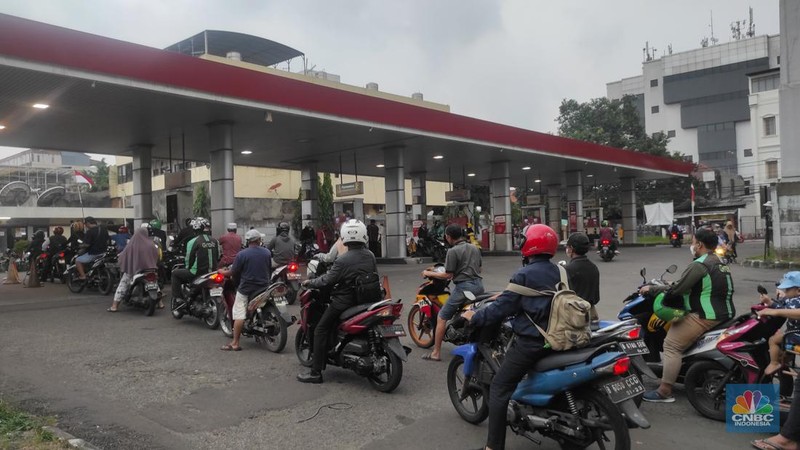 Suasana antrean pengisian BBM di SPBU Pertamina di kawasan Gandaria, Jakarta Selatan, Senin (29/8/2022). (CNBC Indonesia/Andrean Kristianto)