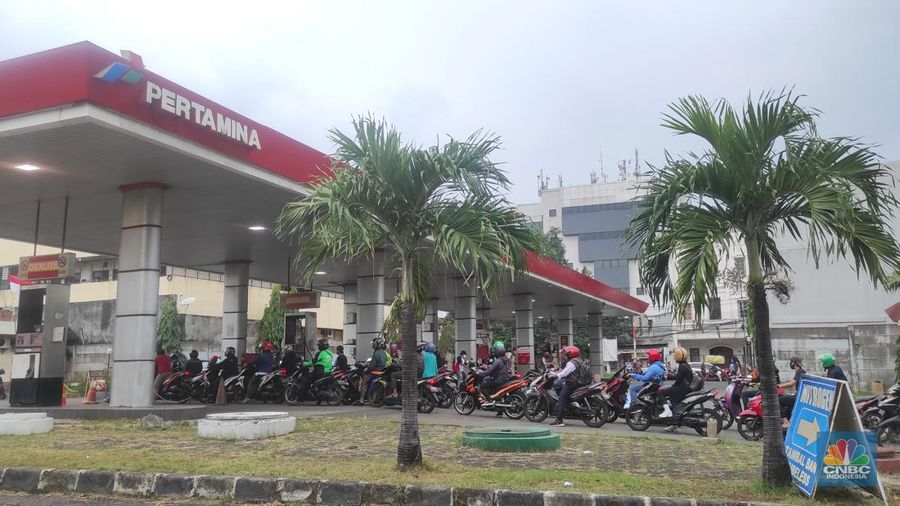 Suasana antrean pengisian BBM di SPBU Pertamina di kawasan Mampang Prapatan, Jakarta Selatan, Senin (29/8/2022). (CNBC Indonesia/Andrean Kristianto)