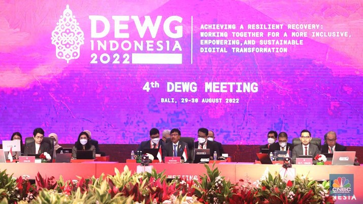 Suasana pertemuan keempat Kelompok Kerja Ekonomi Digital Group of Twenty atau Digital Economy Working Group (4th DEWG Meeting) G20 pada 29-30 Agustus 2022 di Hotel Mulia Resort Nusa Dua, Bali , Senin (29/8/2022). (CNBC Indonesia/Muhammad Sabki) Suasana pertemuan keempat Kelompok Kerja Ekonomi Digital Group of Twenty atau Digital Economy Working Group (4th DEWG Meeting) G20 pada 29-30 Agustus 2022 di Hotel Mulia Resort Nusa Dua, Bali , Senin (29/8/2022). (CNBC Indonesia/Muhammad Sabki)