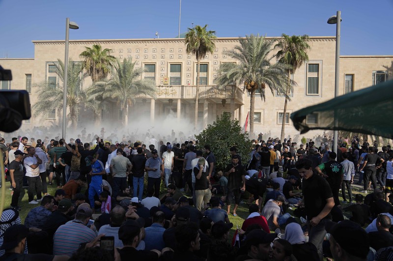 Pendukung pemimpin populis Irak Moqtada al-Sadr bentrok dengan pendukung Kerangka Koordinasi, sekelompok partai Syiah, di Zona Hijau di Baghdad, Irak 29 Agustus 2022. (REUTERS/THAIER AL-SUDANI) Pendukung pemimpin populis Irak Moqtada al-Sadr bentrok dengan pendukung Kerangka Koordinasi, sekelompok partai Syiah, di Zona Hijau di Baghdad, Irak 29 Agustus 2022. (REUTERS/THAIER AL-SUDANI)