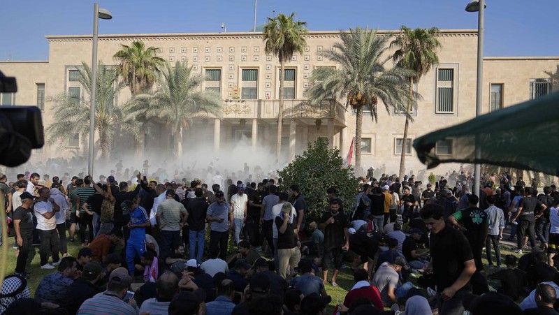 Pendukung pemimpin populis Irak Moqtada al-Sadr bentrok dengan pendukung Kerangka Koordinasi, sekelompok partai Syiah, di Zona Hijau di Baghdad, Irak 29 Agustus 2022. (REUTERS/THAIER AL-SUDANI)