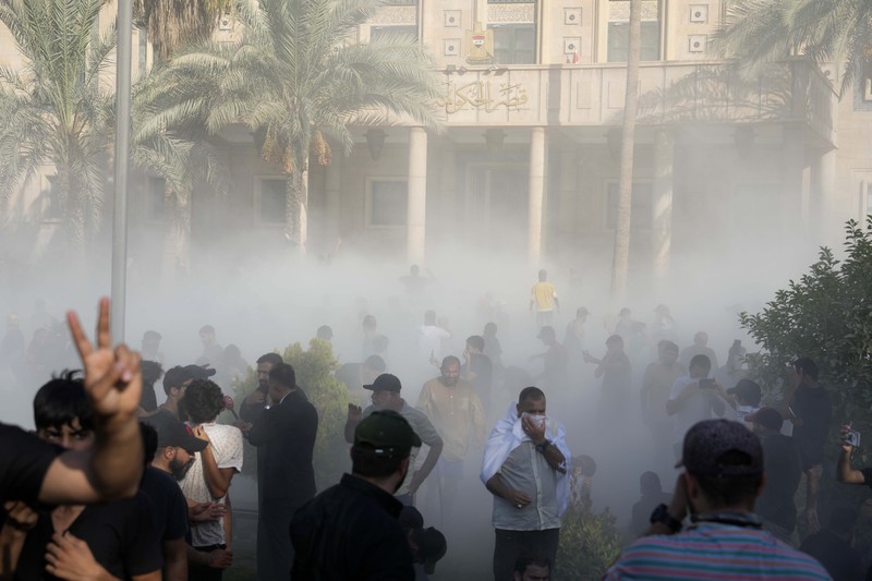 Pendukung pemimpin populis Irak Moqtada al-Sadr bentrok dengan pendukung Kerangka Koordinasi, sekelompok partai Syiah, di Zona Hijau di Baghdad, Irak 29 Agustus 2022. (REUTERS/THAIER AL-SUDANI)