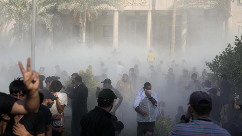 Pendukung pemimpin populis Irak Moqtada al-Sadr bentrok dengan pendukung Kerangka Koordinasi, sekelompok partai Syiah, di Zona Hijau di Baghdad, Irak 29 Agustus 2022. (REUTERS/THAIER AL-SUDANI)