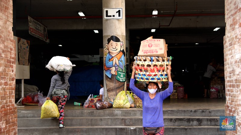 Pembeli membayar belanjaanya dengan menggunakan aplikasi pembayaran digital QRIS (QR Code Indonesian Standard) untuk transaksi dagang di pasar Badung, Denpasar, Bali, Selasa, (30/8/2022). (CNBC Indonesia/Muhammad Sabki) Pembeli membayar belanjaanya dengan menggunakan aplikasi pembayaran digital QRIS (QR Code Indonesian Standard) untuk transaksi dagang di pasar Badung, Denpasar, Bali, Selasa, (30/8/2022). (CNBC Indonesia/Muhammad Sabki)
