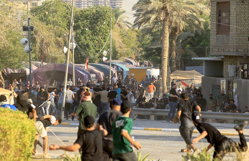 Pendukung pemimpin populis Irak Moqtada al-Sadr bentrok dengan pendukung Kerangka Koordinasi, sekelompok partai Syiah, di Zona Hijau di Baghdad, Irak 29 Agustus 2022. (REUTERS/THAIER AL-SUDANI)