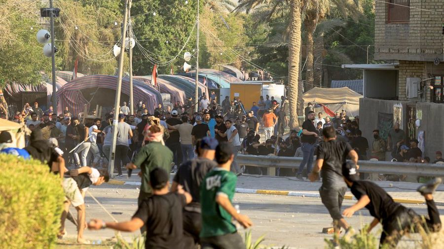 Pendukung pemimpin populis Irak Moqtada al-Sadr bentrok dengan pendukung Kerangka Koordinasi, sekelompok partai Syiah, di Zona Hijau di Baghdad, Irak 29 Agustus 2022. (REUTERS/THAIER AL-SUDANI)
