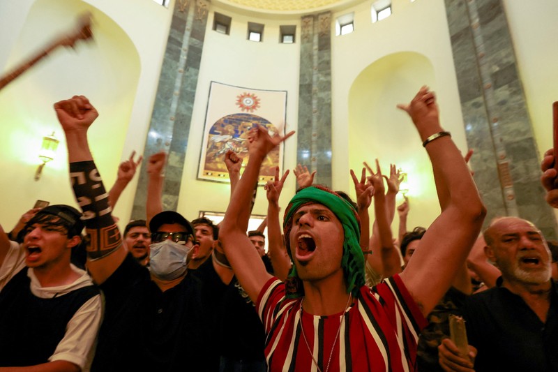 Pendukung pemimpin populis Irak Moqtada al-Sadr bentrok dengan pendukung Kerangka Koordinasi, sekelompok partai Syiah, di Zona Hijau di Baghdad, Irak 29 Agustus 2022. (REUTERS/THAIER AL-SUDANI)