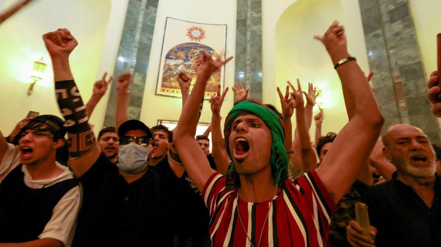 Pendukung pemimpin populis Irak Moqtada al-Sadr bentrok dengan pendukung Kerangka Koordinasi, sekelompok partai Syiah, di Zona Hijau di Baghdad, Irak 29 Agustus 2022. (REUTERS/THAIER AL-SUDANI)