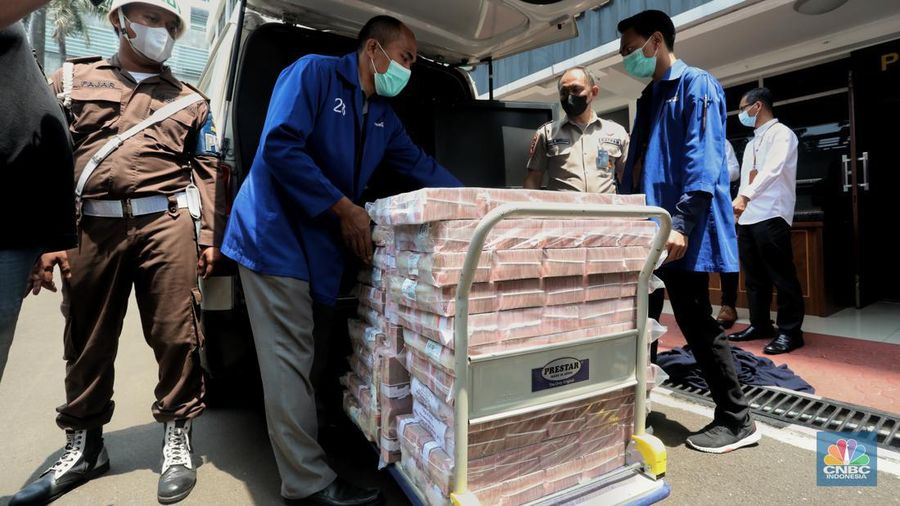 Petugas merapikan uang hasil korupsi PT Dulta Palma Group di Kejaksaan Agung, Jakarta, Selasa (30/8/2022). Rincian uang tunai yang disita adalah sebesar Rp 5,12 triliun. Selain itu, ada uang tunai yang disita sebesar US$ 11,4 juta dolar Amerika Serikat (AS) atau setara sekitar Rp 168,72 miliar jika menggunakan asumsi kurs Rp 14.800 per dolar AS. (²©²ÊÍøÕ¾/Andrean Kristianto)