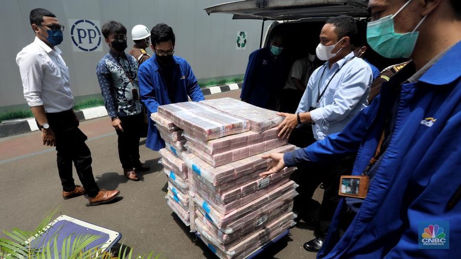 Petugas merapikan uang hasil korupsi PT Dulta Palma Group di Kejaksaan Agung, Jakarta, Selasa (30/8/2022). Rincian uang tunai yang disita adalah sebesar Rp 5,12 triliun. Selain itu, ada uang tunai yang disita sebesar US$ 11,4 juta dolar Amerika Serikat (AS) atau setara sekitar Rp 168,72 miliar jika menggunakan asumsi kurs Rp 14.800 per dolar AS. (վ/Andrean Kristianto)